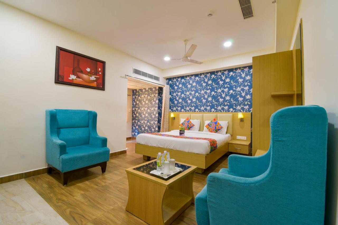Hotel Raintr33 Хидерабад Екстериор снимка