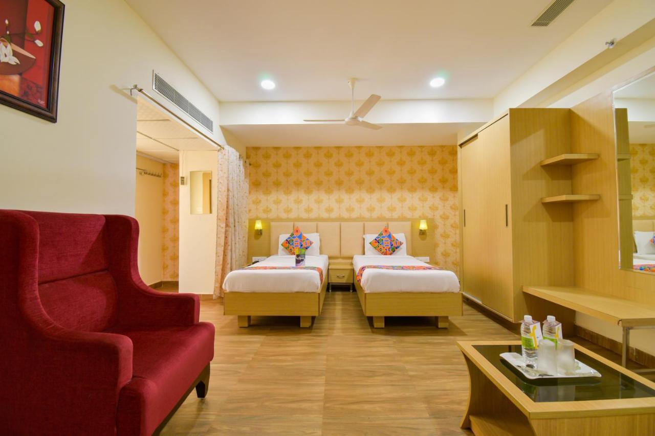 Hotel Raintr33 Хидерабад Екстериор снимка