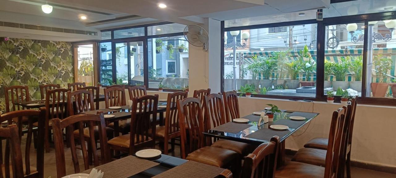 Hotel Raintr33 Хидерабад Екстериор снимка